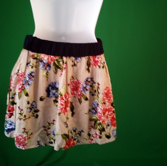 Bongo tan floral skirt sz medium - Picture 4 of 5